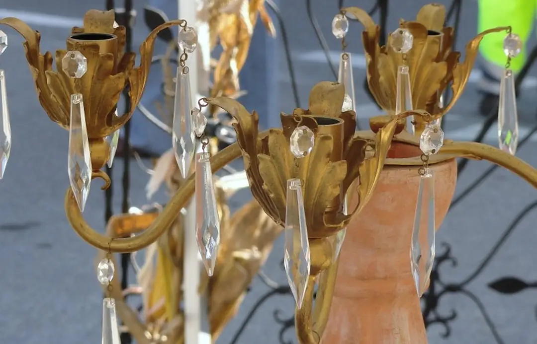 Lampadario dorato con foglie e vetrini pendenti